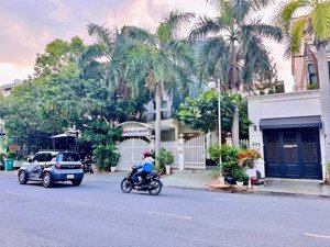 chuyển nhượng tài sản mặt tiền đường phạm thái bường, phú mỹ hưng. kiểu nhà: biệt thự song lập