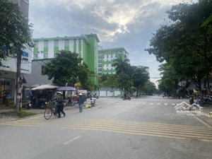 bán nhà phú diễn ,cạnh đại học tài nguyên môi trường ,7 tầng thang máy ,vỉa hè rộng ,ô tô tránh