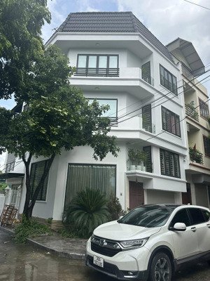 bán nhà xuân thủy, 158m2, 4t, mt 24m lô góc, ô tô đỗ cửa