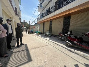 ko mua căn này thì cực tiếc. mặt đường rộng 5m, ô tô tránh, kinh doanh tốt. dt 41m2x4t. giá 3,35 tỷ