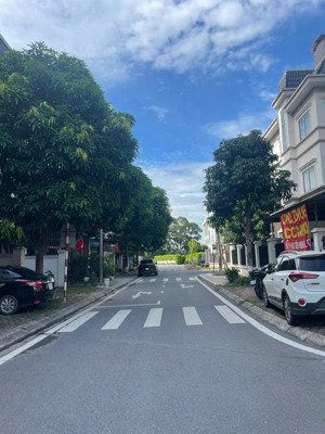 bán biệt thự lô góc , hai mặt thoáng , hiện giờ đất trống, dt 300m mt 30m , vỉa hè rộng , tiện xây