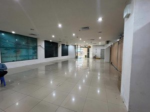 hàng da-cho thuê mặt bằng kinh doanh mặt phố dt105m2, mặt tiền 9m, giá thuê 100tr. phù hợp showroom