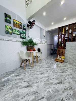 ngay vòng xoay âu cơ - lê đại hành q11 - nhà đẹp 4 tầng 4pn - phù hợp gđ đông người - hơn 5 tỷ.