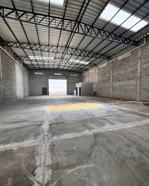 kho xưởng hóc môn diện tích: 1.300 m² giá: 60tr/tháng pccc vách nền epoxy đường xe cont sân bãi