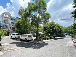 khu víp đối diện công viên đường nguyễn cửu đàm. ngang 5m dài 20m. đúc 4 tấm đẹp. giá tốt 14,7 tỷ