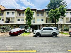 Cần cho thuê biệt thự liền kề Oasis Thuận An DTSD 244m2 4PN. giá chỉ 17tr nhà đẹp như hình