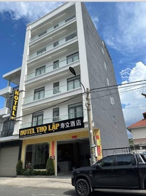 cần bán khách sạn nằm trục đường d20 kdc vietsing dt 180m2 gồm 30 phòng