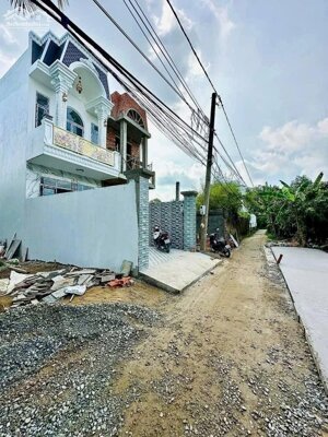 NHÀ LẦU XÂY MỚI CÓ SÂN ĐẬU Ô TÔ GẦN ĐẠI HỌC Y DƯỢC CẦN THƠ