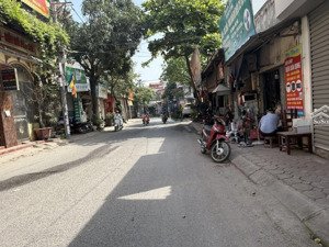 mặt phố, ôtô tải tránh, kinh doanh sầm uất, vẽ hè rộng, gần nhiều trường đại học lớn, mỏ, tà