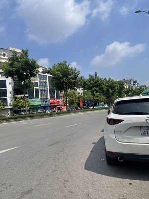 bán nhà đường nguyễn văn huyên 82m2 x 5t, mt 4.4m, gần công viên nghĩa đô, giá 15.5 tỷ.