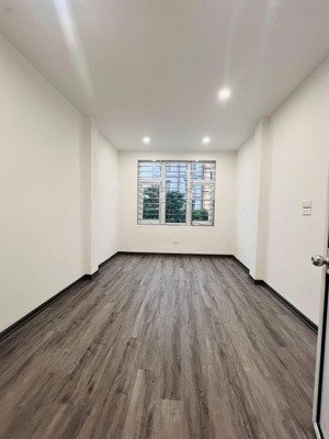 mặt phố trần quốc hoàn-cầu giấy 20m*4 tầng,oto dừng đỗ ngày đêm,vỉa hè đá bóng,kinh doanh sầm uất