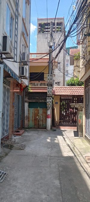 bán gấp nhà 4 tầng, ô tô đỗ cửa. hướng đông nam