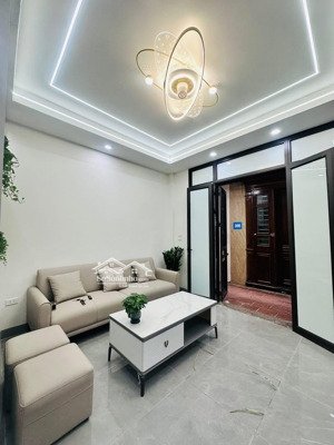 víp cầu giấy- nhà mới, nội thất đẹp, ngõ nông, thoáng sáng, mặt tiền rộng, gần chục trường đh.