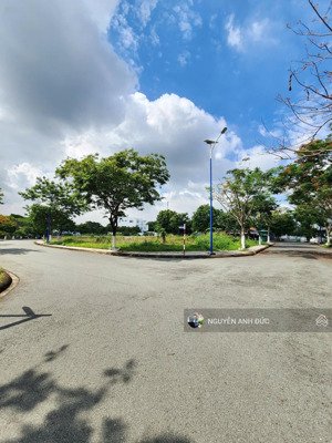 lô góc đất biệt thự 21.5*20.5m- kdc bình nguyên cực vip. kế làng đại. sát metro.lh 