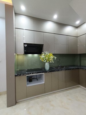 cc cần bân gấp nhà mới ở phố bồ đề long biên dt 33m. lh 