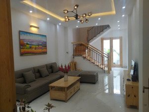 bán căn nhà mới đẹp đầy đủ nội thất đường 10m