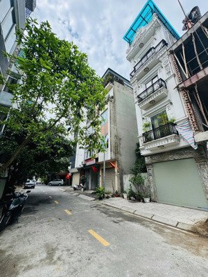 bán nhà tái định cư giang biên- vỉa hè- đường 13m. dt:45m2,5 tầng,mt:4m. giá:13.2 tỷ có tl