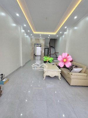 nguyễn văn cừ - dt 42m2-6 tầng - giá 12 tỷ -thang máy - ô tô đỗ cửa