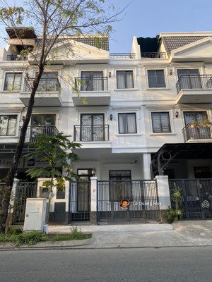 nhà đẹp lakeview đối diện công viên giá tốt 19,9 tỷ còn thương lượng tới 5%, nội thất đầy đủ hđmb