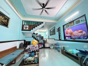 82m2, nhà 3 tầng, ngang 5m,gần vincom q.9. giá 8.4 tỷ tl