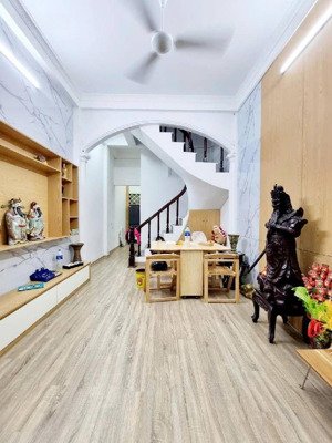 nhà đẹp phố tân ấp, cạnh hồ tây lông gió, quận ba đình, cách 15m đường ô tô