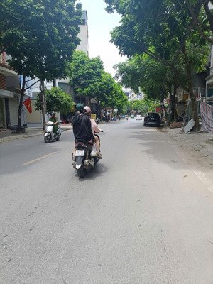 tòa văn phòng mặt phố 100m² 7 tầng thang máy mặt tiền 10m đường 40m