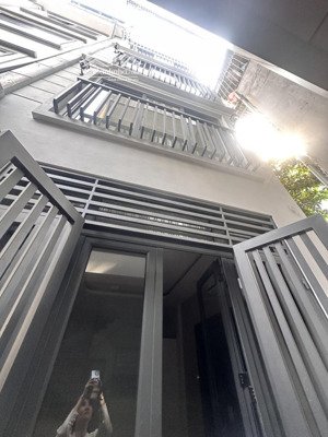 nhà đẹp kẻ tạnh, long biên 30m2/5 tầng/5.8 tỷ - ba bước ra ô tô,gần trường qt,công viên