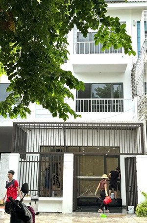 cho thuê nhà ngõ 219 trung kính dt: 110m2 xây 5 tầng. mt: 6m. đường 3 ô tránh nhau.
