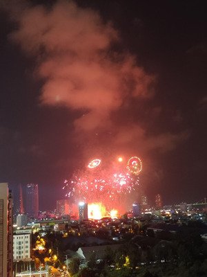 trung tâm trần hưng đạo sát cầu sông hàn đoạn đẹp đối diện công viên mặt sông, mt trước và sau