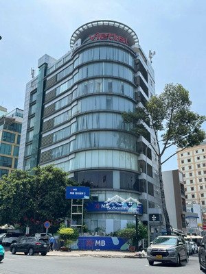 bán tòa nhà góc 2 mặt tiền cách mạng tháng 8. dt 560m2 (20x28m), 11 tầng tn 300tr/th. giá 115 tỷ tl