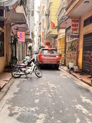 mặt phố trần quốc hoàn, phân lô - 45m - 5 tầng thang máy- mặt tiền 4.2m -ô tô đỗ cửa, ở sướng đỉnh