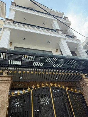 bánnhà mặt tiền rộng 8m giá rẻ chính chủ , đường lớn thông ra lũy bán bích, tô hiệu