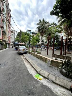 Bán nhà View sân chơi phân lô Khu Hoàng Ngân. Dt 67m2 x 5T, Mt 4,2m. Giá 25 tỷ