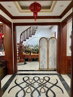 giảm luôn và ngay 2 tỷ cho khách chốt trong tuần. chỉ còn 26 tỷ căn 240m2 full nội thất gỗ gõ đỏ.
