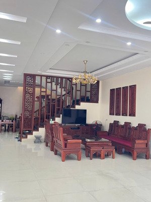 bán nhà 3 tầng mặt đường bích đào đường rộng 15m có thể kinh doanh