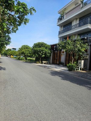 bán nền đất view hồ sinh thái thổ cư 100% giá 2tỷ375 diện tích 6x17,5m gần mặt tiền trần văn giàu