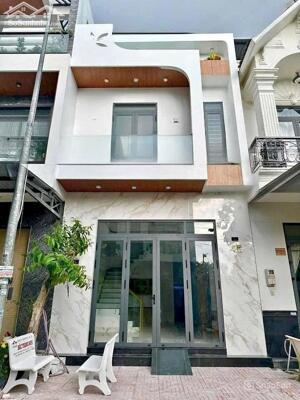 Cần bán căn nhà 1 trệt 1 lầu gần chợ Tân Hiệp Tân Uyên