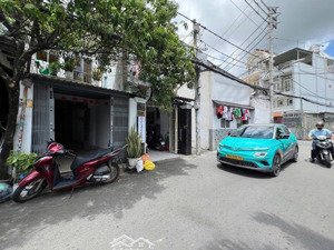 mặt tiền hẻm thông ( tiện xây dọn mới ) kinh doanh buôn bán đa ngành. lh 