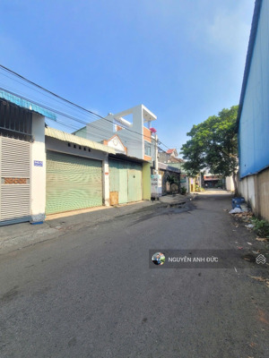 bán đất 5*21 tặng kho đang cho thuê 4tr/tháng. sát vsip chỉ 3.1 tỉ. sổ hồng riêng. đường nhựa.