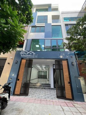 chính chủ cho thuê nhà hoàng quốc việt, 110m2x 4 tầng sân vườn, hiện đại ôtô đỗ cửa, 4 làn ôtô 38tr