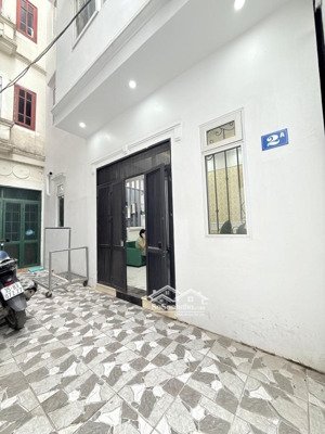 bán nhà cuối lĩnh nam - nhìn ra cầu thanh trì. ô tô đỗ cổng - ngõ ô tô tránh. dân xây - 3 p ngủ