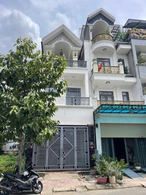 còn 1 căn 1 trệt 2 lầu siêu rẻ trong kdc đẹp nhất dĩ an,