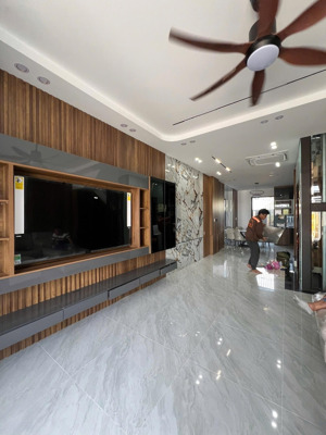 nhà mới 3 tầng có thang máy đường 47 gói 3- gần võ nguyên giáp chỉ 8tyxxx