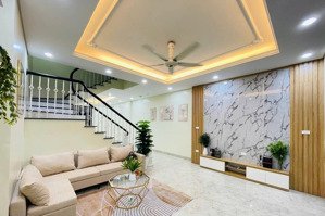 lô góc phố hào nam, dân xây chắc chắn, sân xe riêng, gần phố, cách ô tô 45m, dt 41m2 * 5 tầng