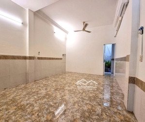 cho thuê phòng trệt , bếp tách phòng ngủ - đường huỳnh tấn phát q7