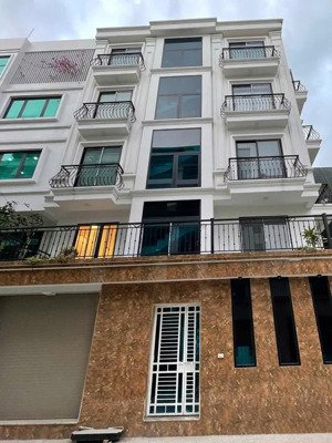 cho thuê nhà khu phân lô đường thanh bình,đất 90m xây dựng 80m * 5 tầng,giá 30 triệu,có thang máy