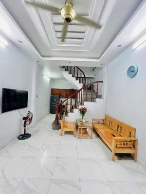 bán nhà 35m x 6t trung tâm quận cầu giấy gần phố giá hơn 6 tỷ sổ đỏ vuông đẹp