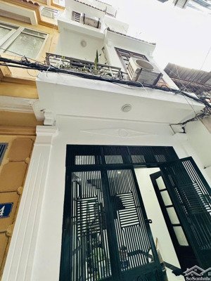 nhà dân xây đường cầu giấy, ba gác đỗ cửa dt 40m2 xây 5t về ở luôn giá 9.5 tỷ