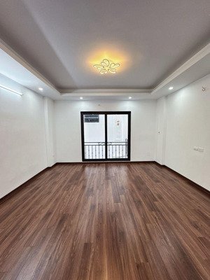 phải thật nhanh mới kịp ạ, hơn 4 tỷ nhà 5 tầng mới koong ngay thượng thanh