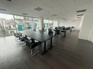 chính chủ cho thuê văn phòng 290m2 có sẵn bàn ghế giá giảm cực ưu đãi mặt tiền đường đinh bộ lĩnh